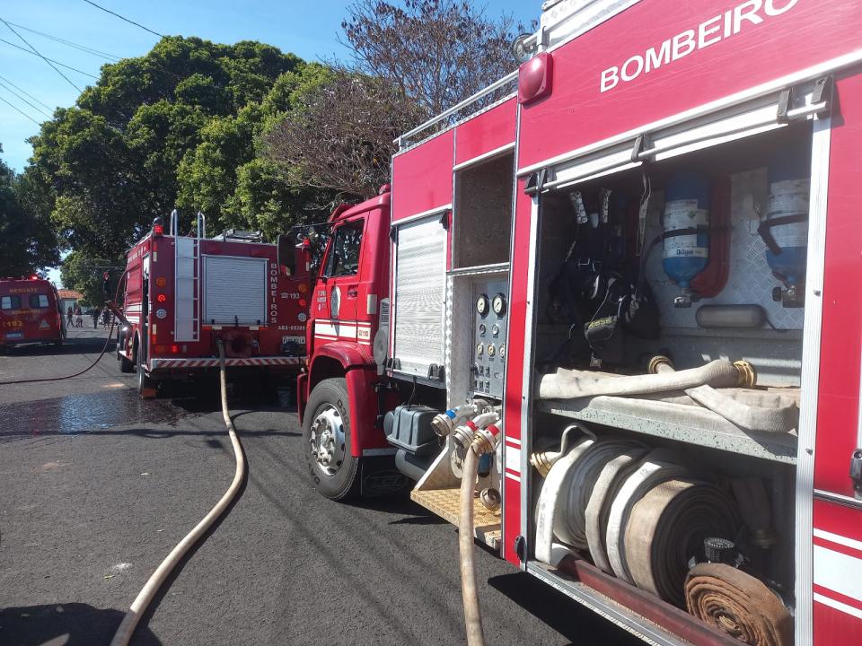 Foto 4 de 7 — Bombeiros controlam fogo em outra residência em Araraquara